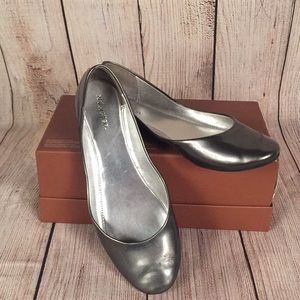 Xhilaration silver flats